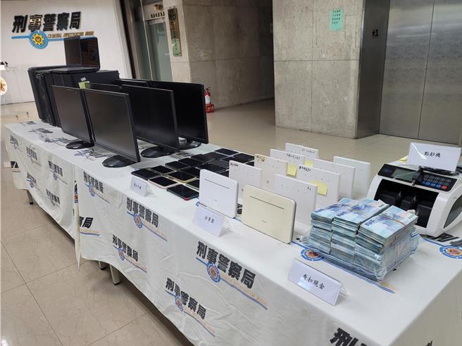 警方查扣到296萬元現金、電腦設備等贓證物。（林郁平攝）