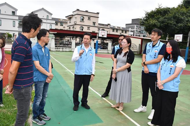 金门县长陈福海(右五)今日在县府团队陪同下前往柏村国小视察，并指示工务处与教育处评估，协助柏村国小幼儿园推动兴建全国首座「长幼共融大楼」。(图／金门县政府提供)