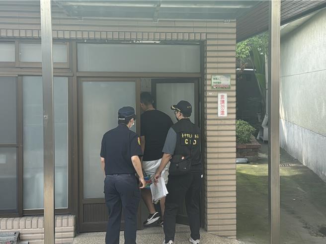 台中巨业客运施姓司机22日晚间开着公车行经中区中山路，撞上2名女大生酿1死1伤，其中林姓女大生遗体24日下午1点半在台中生命礼仪馆复验。（潘虹恩摄）