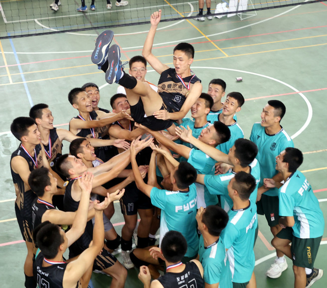 丰商顺利完成永信杯连霸，全队将主力球员潘柏辰高高抛起，庆祝球队达成永信杯9连霸。（永信杯提供）