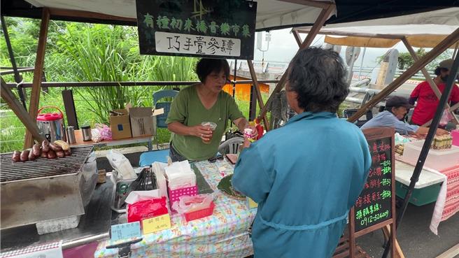 台东县金峰乡食物中毒案件引发民眾重视食安问题，部落摊商或店家表示生意多少受到影响。（蔡旻妤摄）