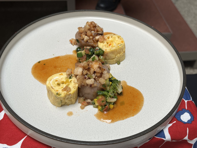 陳彥志老師作品「四季乳酪豆包捲」，內含豆包和四季豆富含豐富的蛋白質，有助於維持銀髮族所需的健康狀態。(照片/佛光大學提供)