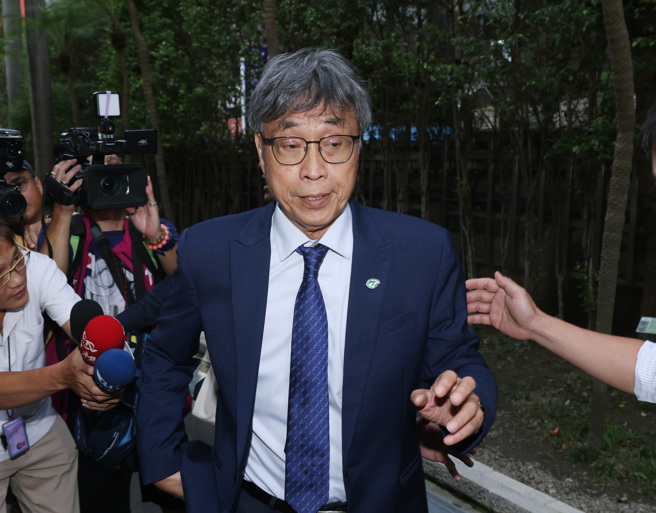 针对检调搜索农业部、畜产会和超思、亮采2家公司，农业部长陈骏季24日在立法院证实有约询农业部及畜产会同仁，至于什么方式，因为侦查不公开，他不便说明。（姚志平摄）