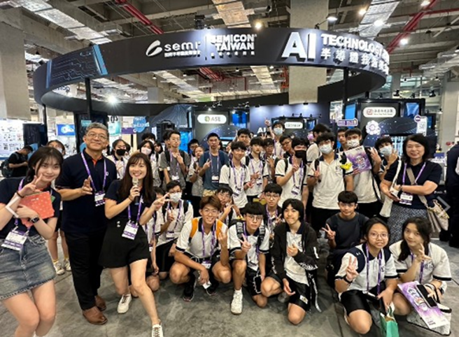 臺北市立中正高中江惠真校长日前亲率校内师生150余人，赴南港展览馆参观2024 SEMICON Taiwan。(照片/臺北市立中正高中提供)