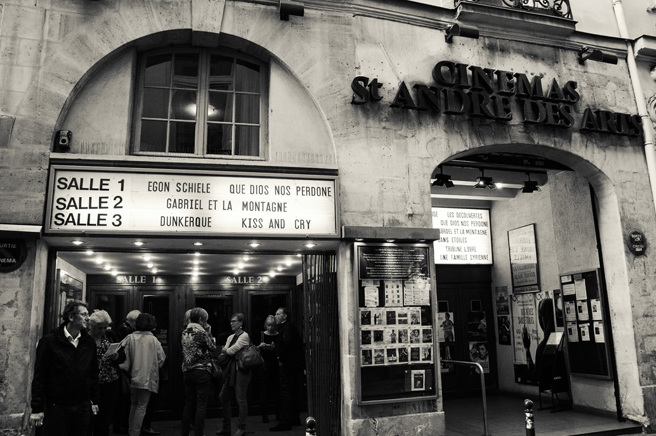 美国近日疯传一张拍摄于1941年的照片，里面有一名男童抱着疑似iPad的物品，被网友怀疑是时空旅人。（示意图：Shutterstock／达志）