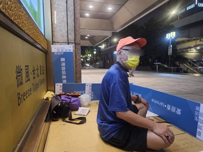 70岁街友昌哥租不起房，只好住在台北车站。（记者游定刚拍摄）