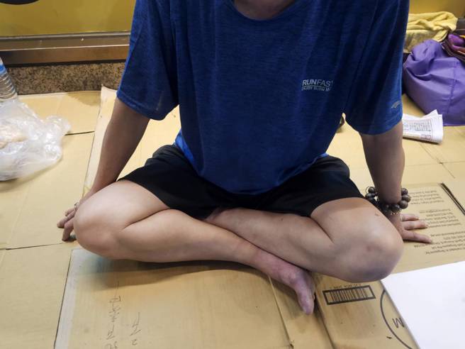 街友昌哥透露，年纪大找工作四处碰壁。（记者游定刚拍摄）