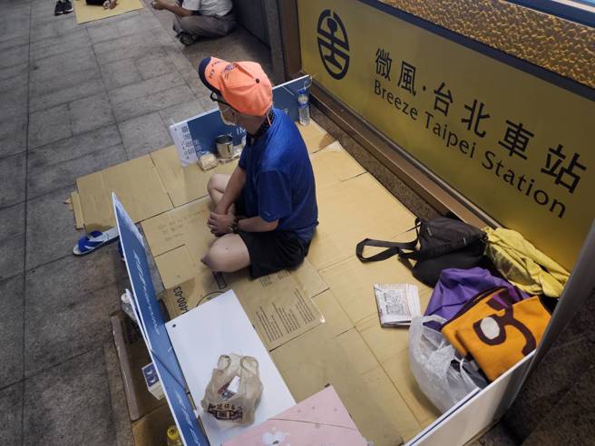 纸板筑墙成落脚处，街友昌哥透露，时常被蚊虫叮咬全身痒。（记者游定刚拍摄）