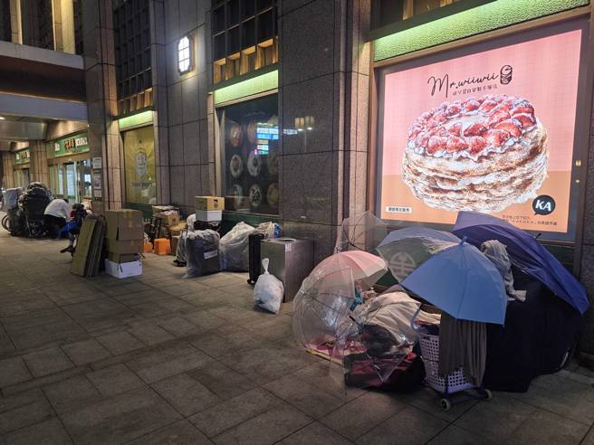台北车站周边每晚超过百名街友聚集。（记者游定刚拍摄）