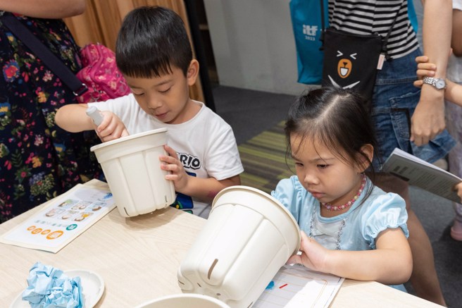 來參與的小朋友認真學習防蚊衛教知識，「巡、倒、清、刷｣整理花盆避免積水的方法。(照片/花王提供)