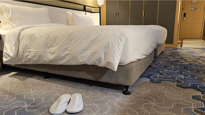 大陆饭店业降本增效，盯上了抛弃式拖鞋。（示意图，蓝孝威摄）