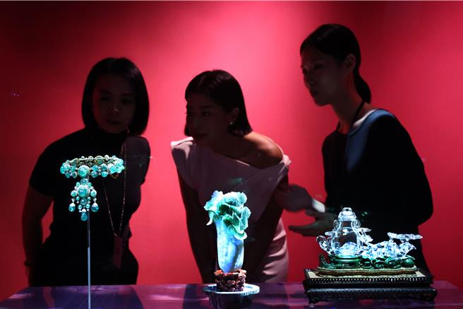 國立故宮博物院攜手巴黎裝飾藝術博物館、Van Cleef＆Arpels 梵克雅寶共同主辦「大美不言」典藏精粹特展，24日舉行開幕曁媒體預覽記者會。本展精選三方典藏珍品，涵蓋陶瓷、玉石、傢飾、瓷器、服飾、雕塑、平面藝術、珠寶與鐘錶等，總數逾260組件藝術寶，9月26日至12月29日將於故宮北部院區華麗登場。圖左起為梵克雅寶1971年祖母綠項鍊、故宮鎮館之寶翠玉白菜和巴黎裝飾藝術博物館收藏清代天然水晶雕刻花瓶，白綠色系勾勒自然大美。（鄧博仁攝）