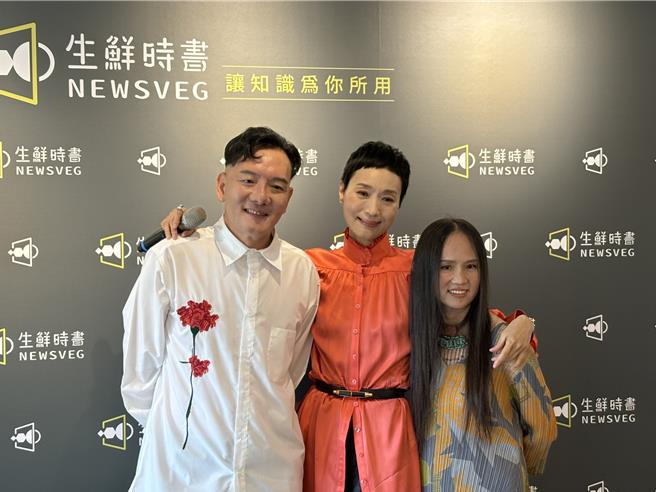 坣娜（中）今為田定豐（左）頌缽療癒線上課程記者會站台。（黃雯犀攝）