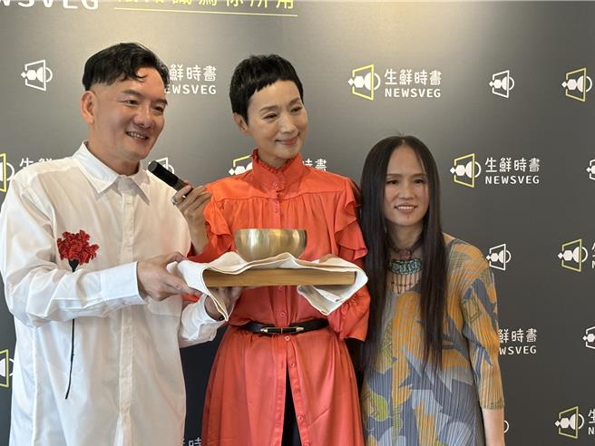坣娜（中）今為田定豐（左）頌缽療癒線上課程記者會站台。（黃雯犀攝）