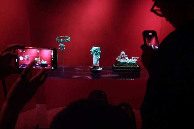 國立故宮博物院攜手巴黎裝飾藝術博物館、Van Cleef&Arpels 梵克雅寶共同主辦「大美不言」典藏精粹特展，24日舉行開幕暨媒體預覽記者會。本展精選三方典藏珍品,涵蓋陶瓷、玉石、傢飾、瓷器、服飾、雕塑、平面藝術、珠寶與鐘錶等，總數逾260組件藝術寶，9月26日至12月29日將於故宮北部院區華麗登場。圖左起為梵克雅寶1971年祖母綠項鍊、故宮鎮宮之寶翠玉白菜和巴黎裝飾藝術博物館收藏清代天然水晶雕刻花瓶，白綠色系勾勒自然大美。（鄧博仁攝）