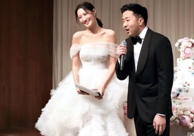 39岁南韩女演员金秀贤23日证实和企业家老公离婚，结束5年婚姻。（图／摄自IG@claudiashkim）