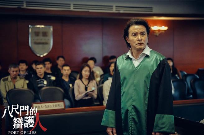 金钟视帝李铭顺今年再度以《八尺门的辩护人》的公设辩护人角色，入围金钟奖迷你剧集男主角奖。（镜文学提供）