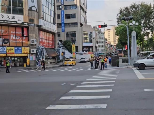 台中市22日晚间9时多传出2名东海大学女学生遭公车撞上事故，酿1死1伤惨剧。台中市交通警察大队24日表示，即日起连续3天启动全市「汽机车不暂停让行人」大执法。（交大提供／潘虹恩台中传真）