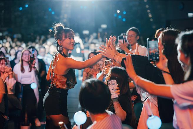 丁噹深V露背造型辣翻全場。（相信音樂提供）