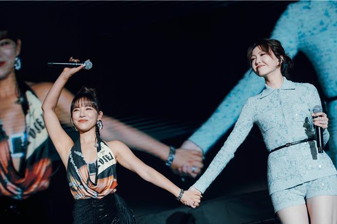 丁噹和吳若希Jinny現場首唱〈談戀愛〉。（相信音樂提供）