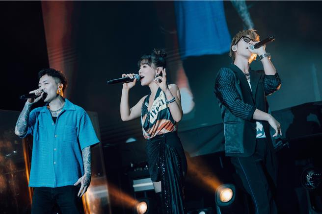  丁噹和GX合唱〈冷血動物〉。（相信音樂提供）