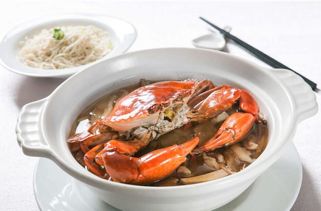 「麻香大沙公」濃郁的麻油香氣混著老薑、沙公鹹鮮的海味，美味又滋補。（北投大地酒店提供）