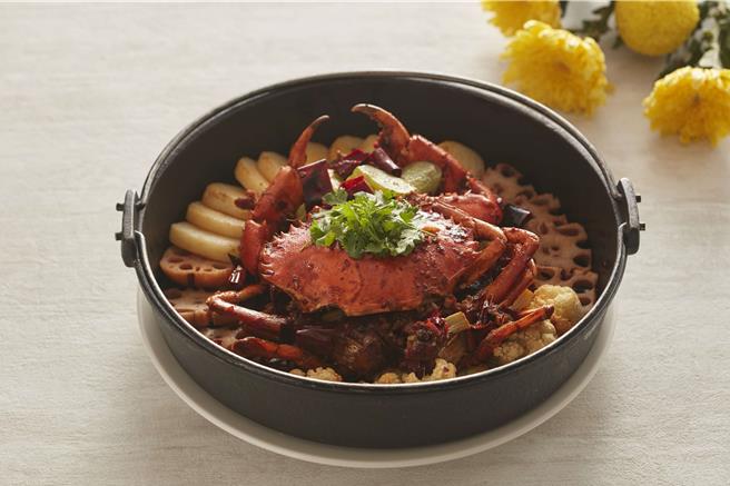 期間限定的「秋之饗宴 鮮享秋蟹」，以產地直送、豐嫩肥美的大沙公入菜，圖片為「乾鍋大沙公」。（北投大地酒店提供）