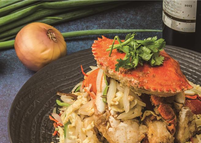 「桂花大沙公」使用重約700公克、肉質扎實有咬勁的大沙公，附在蟹肉上的醬汁香氣四溢，讓人吮指回味。（北投大地酒店提供）