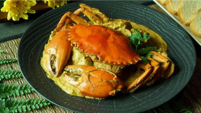 「咖哩炒螃蟹」咖哩的微辣與蟹肉的鮮甜相互交織，每一口都是過癮又滿足的好滋味。（北投大地酒店提供）