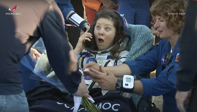 美国女太空人戴森返回地球，先用手机与家报平安。(图/美联社)