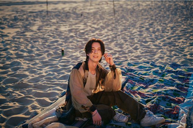 陳勢安近來推出新歌MV，遠赴埃及取景。（索尼音樂提供）