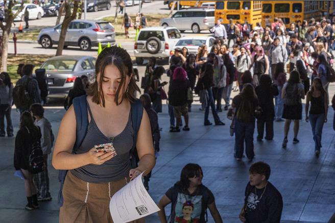 加州高中生在校園內使用手機。（圖／美聯社）