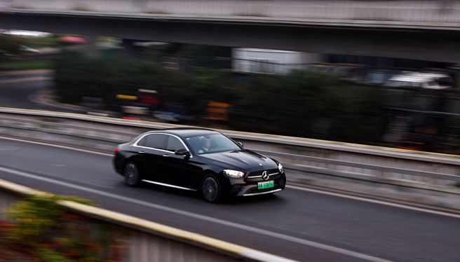 德国豪华汽车宾士最近下调了获利预期，销量下滑的主要原因是中国富豪消费转趋谨慎。（图／路透）