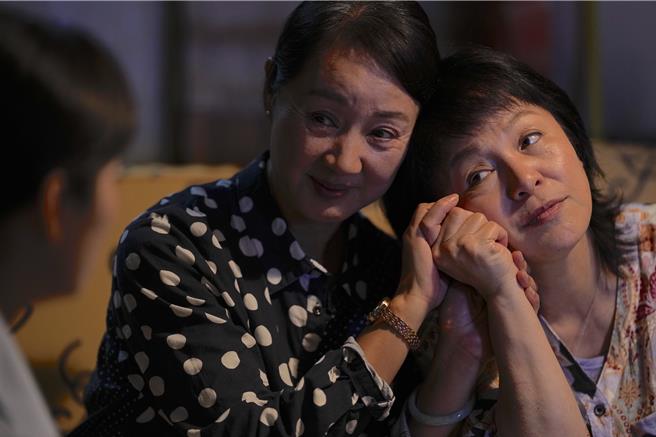 鲍正芳、潘丽丽剧中谈女女恋。（壹壹影业提供）