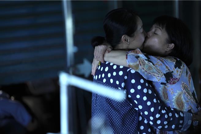 鲍正芳、潘丽丽剧中谈女女恋。（壹壹影业提供）