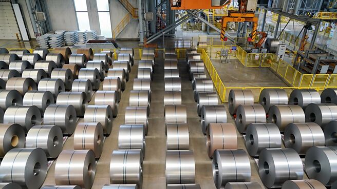 中国钢材出口激增，加剧国际贸易紧张局势。图／新华社