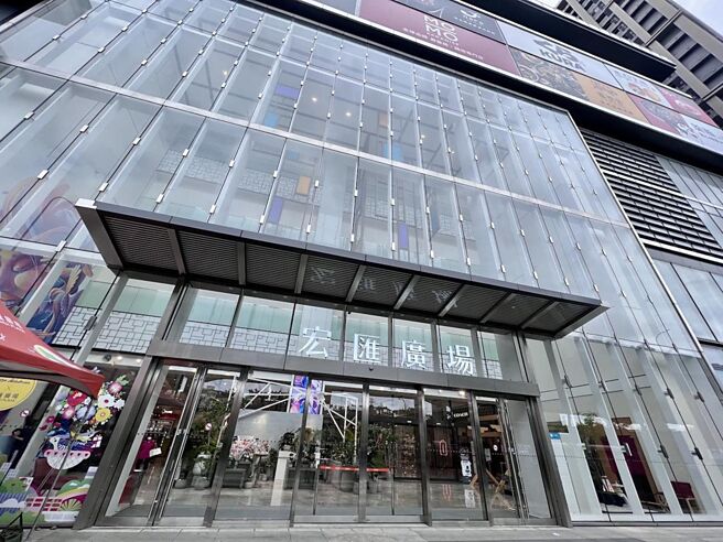 新莊宏匯廣場執行董事柯愫吟指出，受惠新人口移入與建案帶動人口紅利，宏匯前八月業績年增18％。圖／宏匯廣場提供。