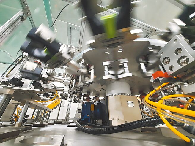 金展推Eagle系列吹瓶機，實現一條龍生產解決。圖／業者提供