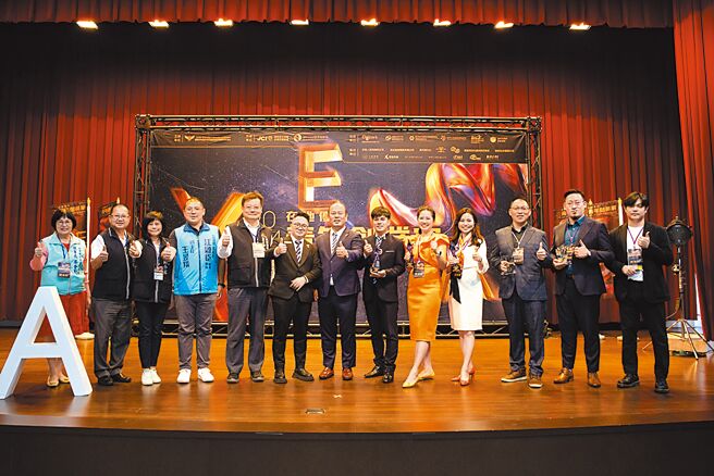 飞雁协会理事长蔡金对（左起）、文化局副局长施纯福、劳工局专门委员陈小菲、江启臣办公室主任王昱翔、经发局副局长李逸安、亚哥青商会会长沈柏男、国际青年商会中华民国总会国家总会长张建焜、家昕科技验屋执行长陈宗轩、法布甜股份有限公司执行长张淑卿、膳馨餐饮有限公司执行长蔡馨谊、山青股份有限公司执行长温治宇、濮睿数位社群媒体股份有限公司执行长梁硕文、青阳拾肆有限公司执行长吴侑星。图／Liu bee提供