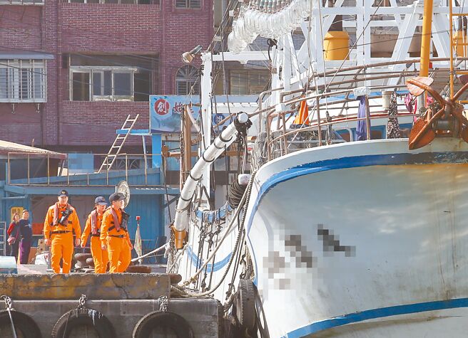 海巡署深澳安检所官兵准备登船安检，清查有无可疑人士和物品。（此为示意图，非关新闻当事人）（本报资料照片）