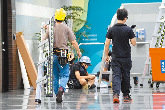 主计总处23日公布8月失业率为3.48％，较7月上升0.03％。图为南港展览馆内正为展览布置的工作人员。（黄世麒摄）