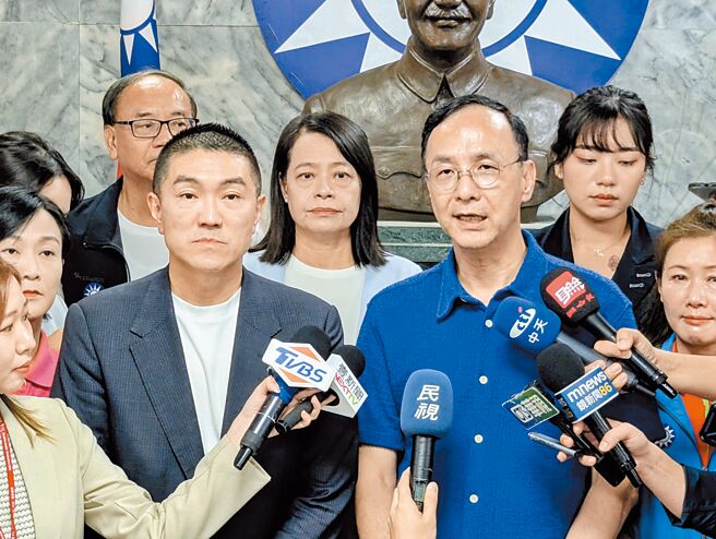 国民党主席朱立伦（前右）23日赴基隆力挺基隆市长谢国梁（前左），希望用和、善、爱共同面对台湾的政治纷争。（张志康摄）