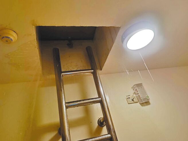 受低壓帶及南方水氣北抬影響，台北市21日起持續降雨，位在大同區的大龍峒社會住宅樓梯間22日頓時慘變「淋浴間」，讓住戶看傻眼。（台北市議員顏若芳提供／劉彥宜台北傳真）