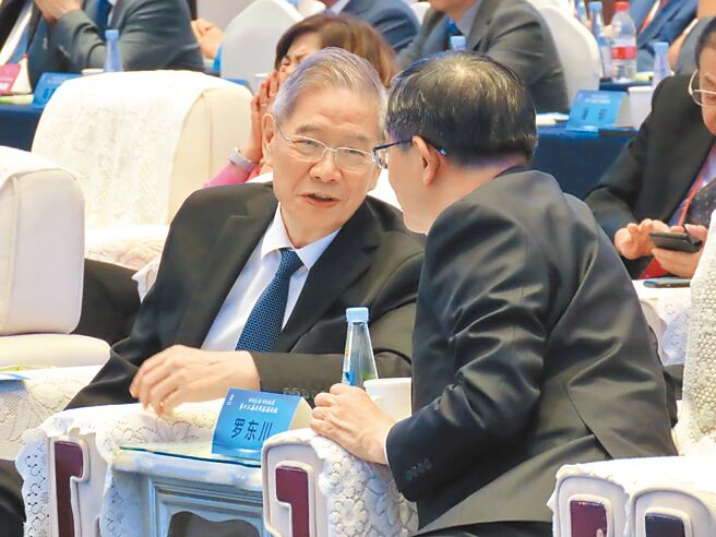 大陆海协会长张志军（左）与福建省委副书记罗东川交谈。（朱绍圣摄）