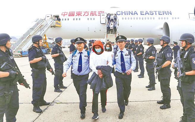 大陸國台辦23日發布消息證實失聯郭男下落，指其因涉嫌詐騙罪，被有關部門依法調查。圖為台灣籍電信詐騙犯嫌被從西班牙押解到大陸。（新華社）