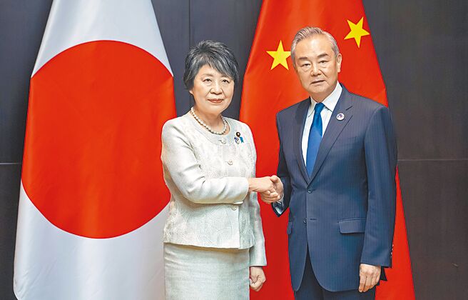 日本外相上川阳子（左）23日证实，将于24日在美国纽约与中国外长王毅会晤，将聚焦讨论日童案等议题。（新华社）