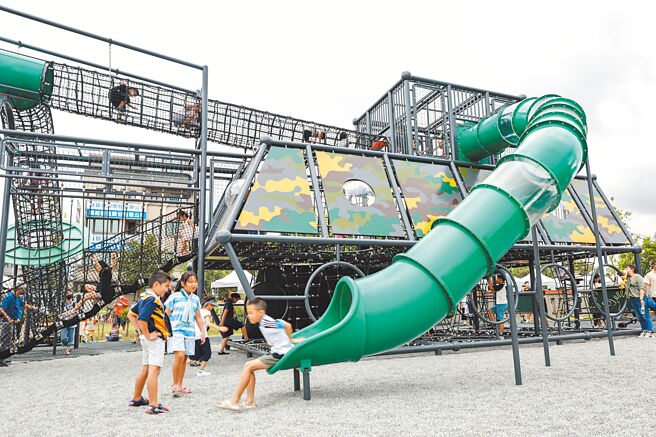 新竹县政府推动一乡镇一特色公园计画，湖口乡首座特色公园「装甲战车造型游戏场」日前完工启用。（罗浚滨摄）