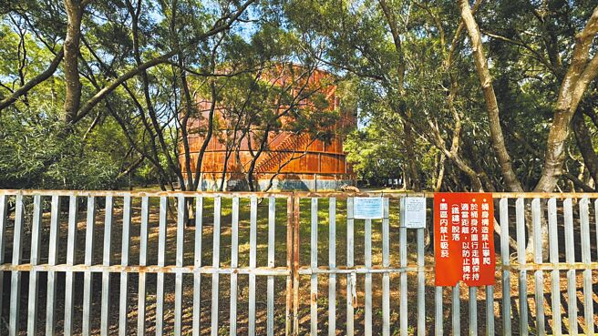 台中市清水大楊油庫每周僅開放2小時，令許多慕名造訪的遊客撲空。（陳淑娥攝）