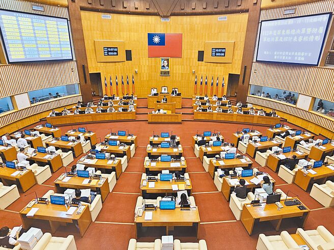 屏東縣議會23日進行臨時會，審計部屏東審計室對屏東縣政府施政提出10項建議。（羅琦文攝）