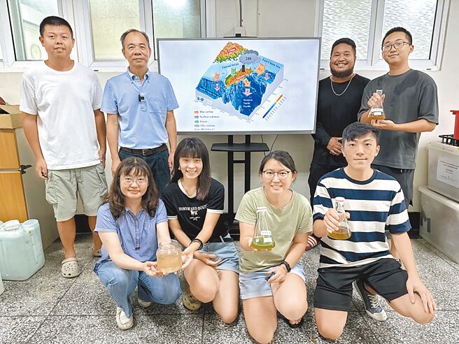 中山大學海科系特聘教授洪慶章（後左二）團隊聚焦海洋性藍碳研究，證實海洋浮游動物代謝的「糞粒」是主要的顆粒有機碳。（中山大學提供／郭良傑高雄傳真）